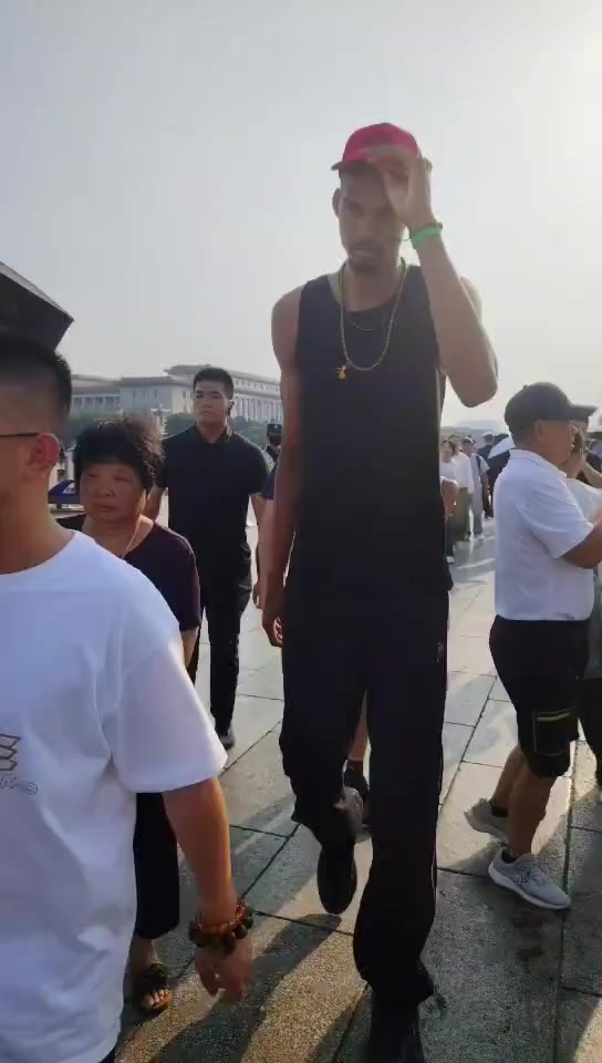 網(wǎng)友在天安門廣場(chǎng)偶遇文班亞馬這外國(guó)男的好高啊