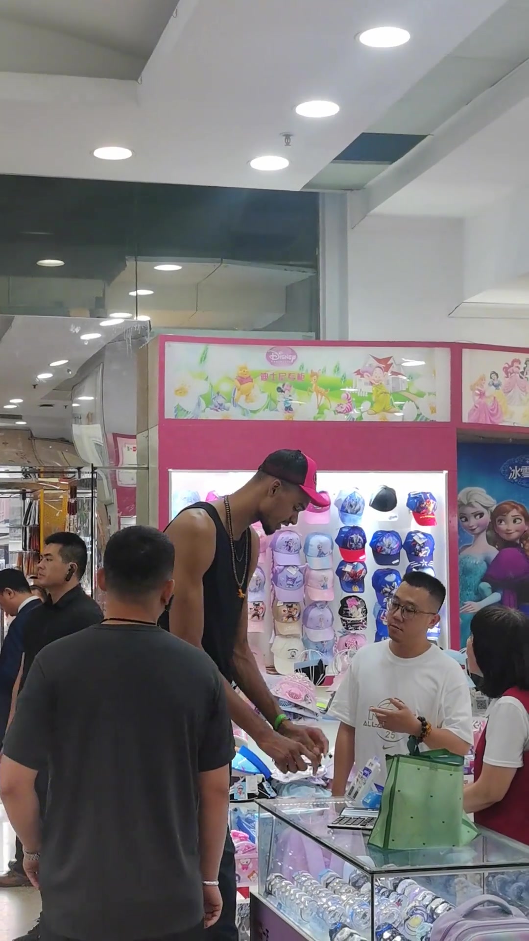 來(lái)中國(guó)進(jìn)貨了文班亞馬在北京王府井買小商品