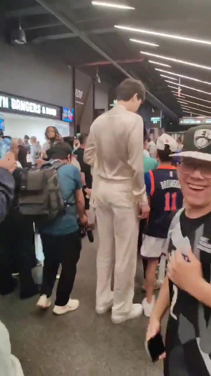 楊瀚森現身選秀大會現場 外國球迷們爭相與其合照