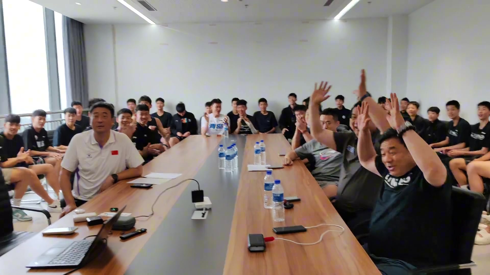 青島官方在選秀第二現(xiàn)場一起為他歡呼瀚森你是我們的驕傲 青島官方在選秀第二現(xiàn)場一起為他歡呼瀚森你是我們的驕傲