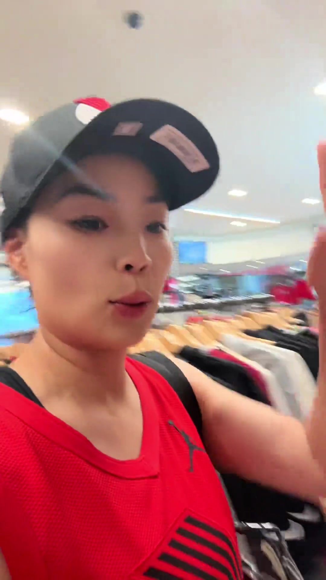 太火了女網(wǎng)友開拓者專賣店的機(jī)器都印冒煙了 都是楊瀚森16號球衣訂單