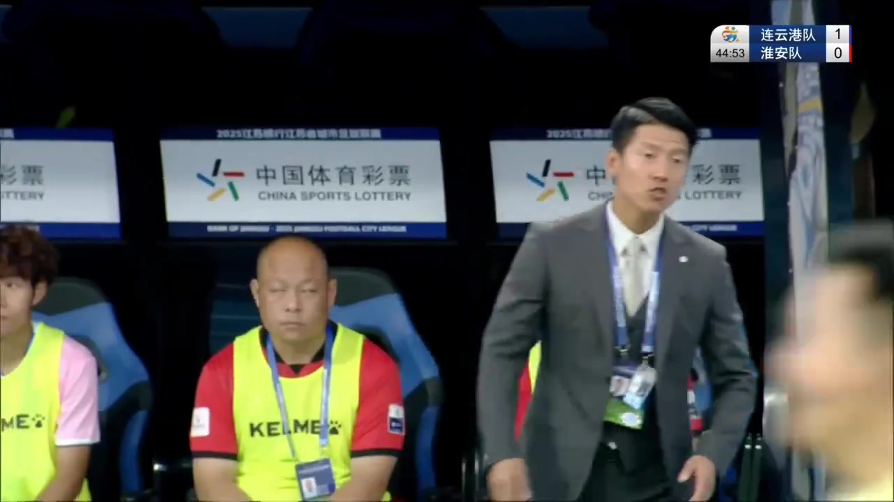 蘇超賽場(chǎng)這二位主帥的顏值甚至是拉爆了場(chǎng)上踢球的球員