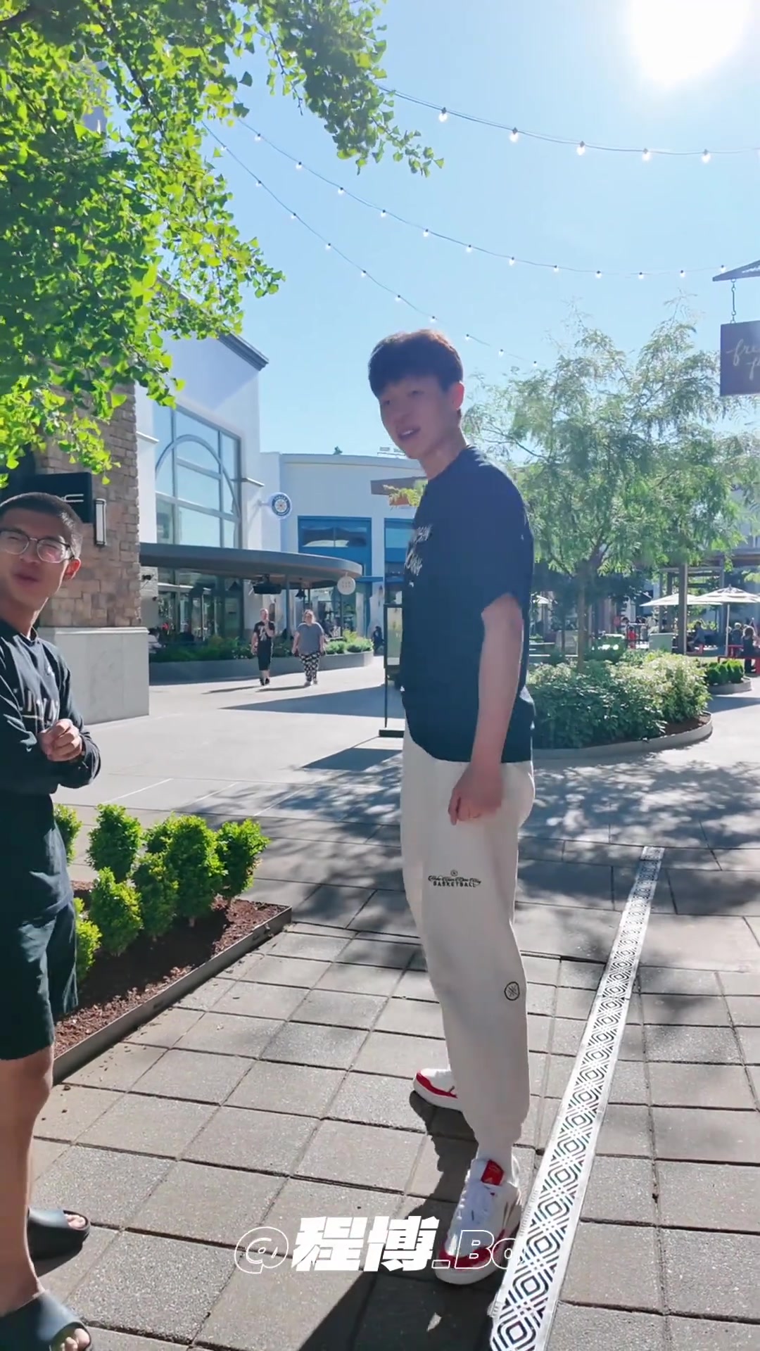 楊瀚森訓練結(jié)束后理發(fā)出門吃飯當?shù)厍蛎灾鲃由锨扒蠛嫌? title=