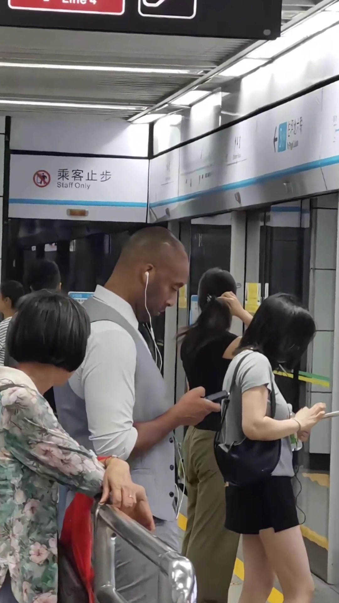 真的假的網友曬在地鐵偶遇科比這側臉也太像了吧