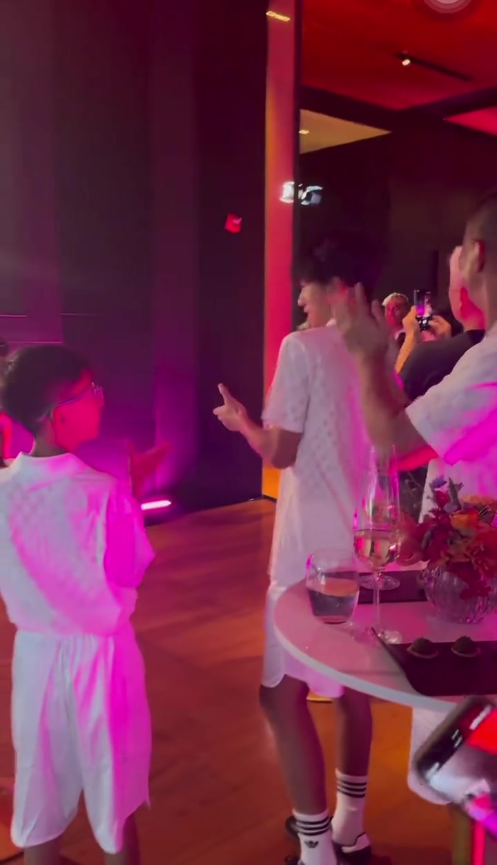 亞馬爾中國行來啦18歲的小孩哥這大高個(gè)真讓人羨慕