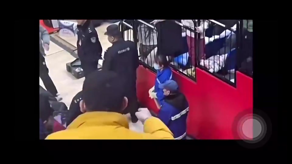 楊瀚森此前在CBA受傷時(shí)離場遭球迷辱罵CNM死去吧