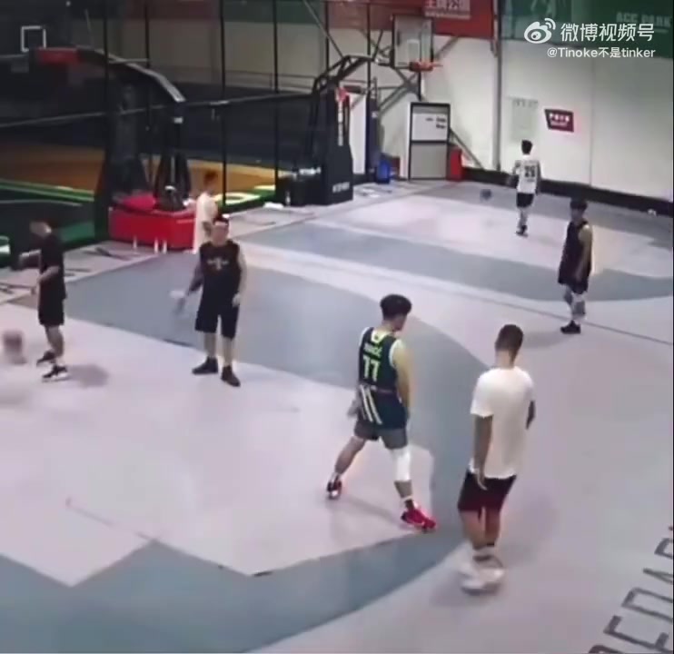 這種人就不配打籃球吧 這種人就不配打籃球吧