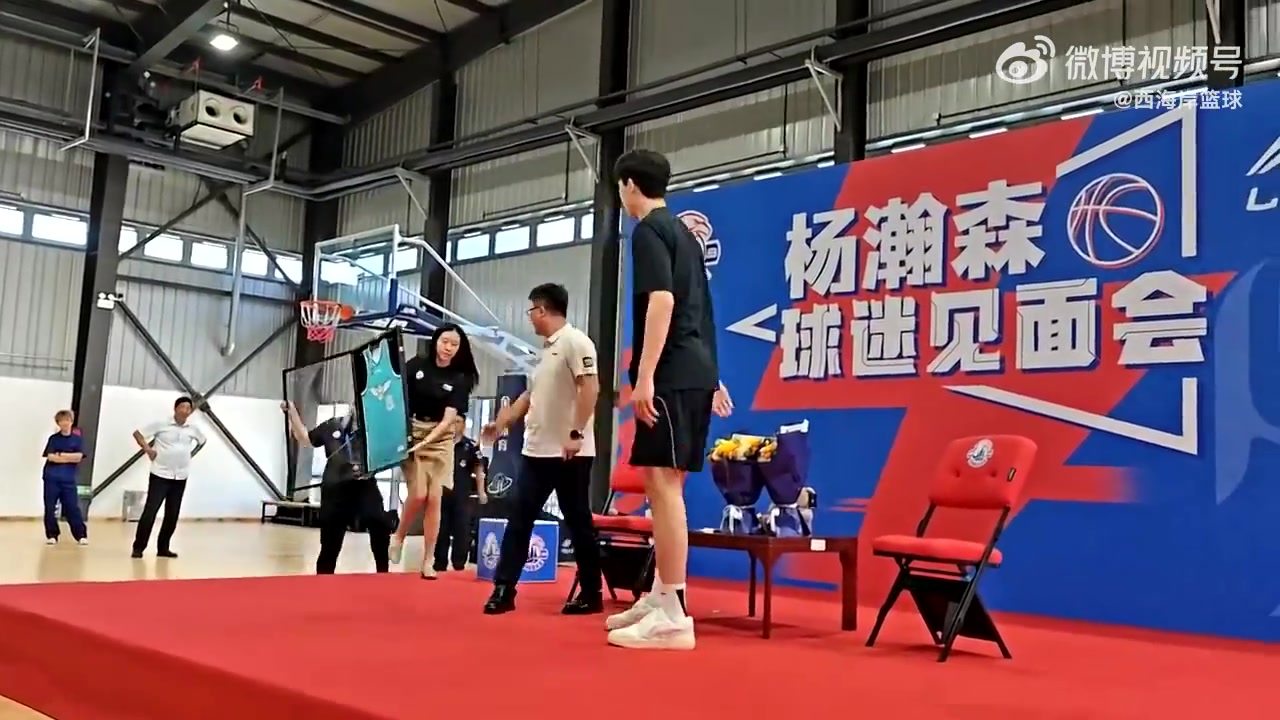 等你歸來?xiàng)铄ЯBA期間青島隊(duì)將暫時封存15號球衣 等你歸來?xiàng)铄ЯBA期間青島隊(duì)將暫時封存15號球衣