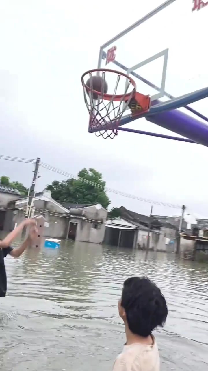 不懂就問這就是湖人和泳士的比賽嗎