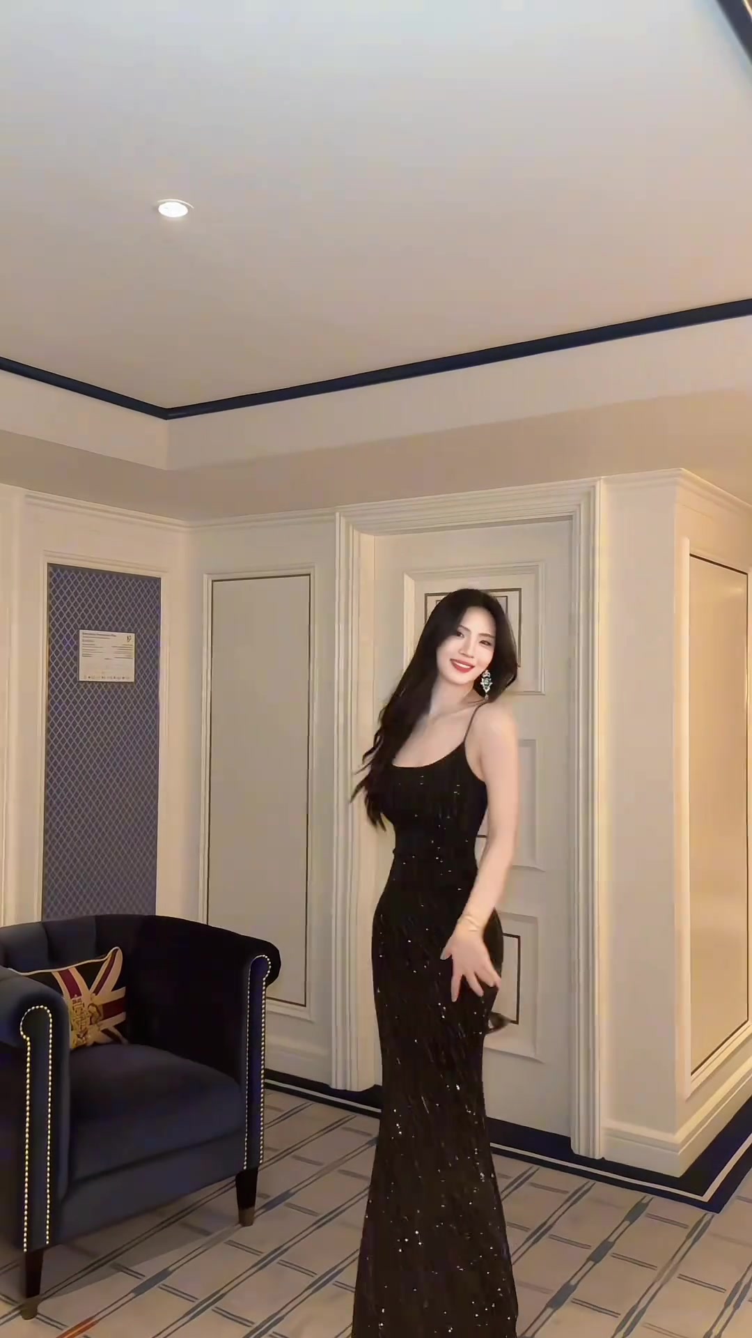 這是要去見登哥嗎美女登密盼盼的一身紅色禮服御姐風