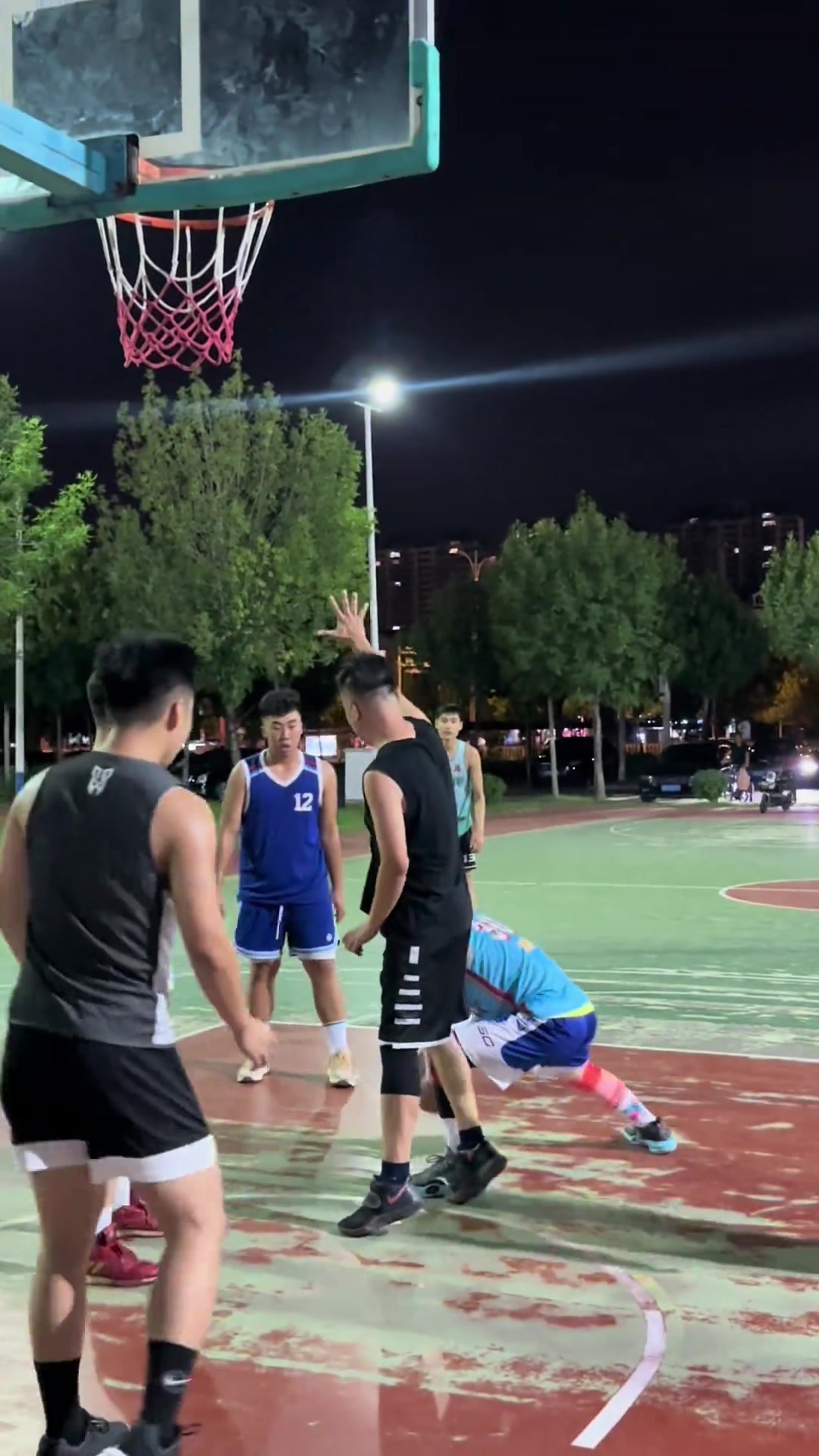 你們會(huì)跟這樣的人打嘛國內(nèi)濱州庫里 進(jìn)球后興奮狂吼噗噗噗