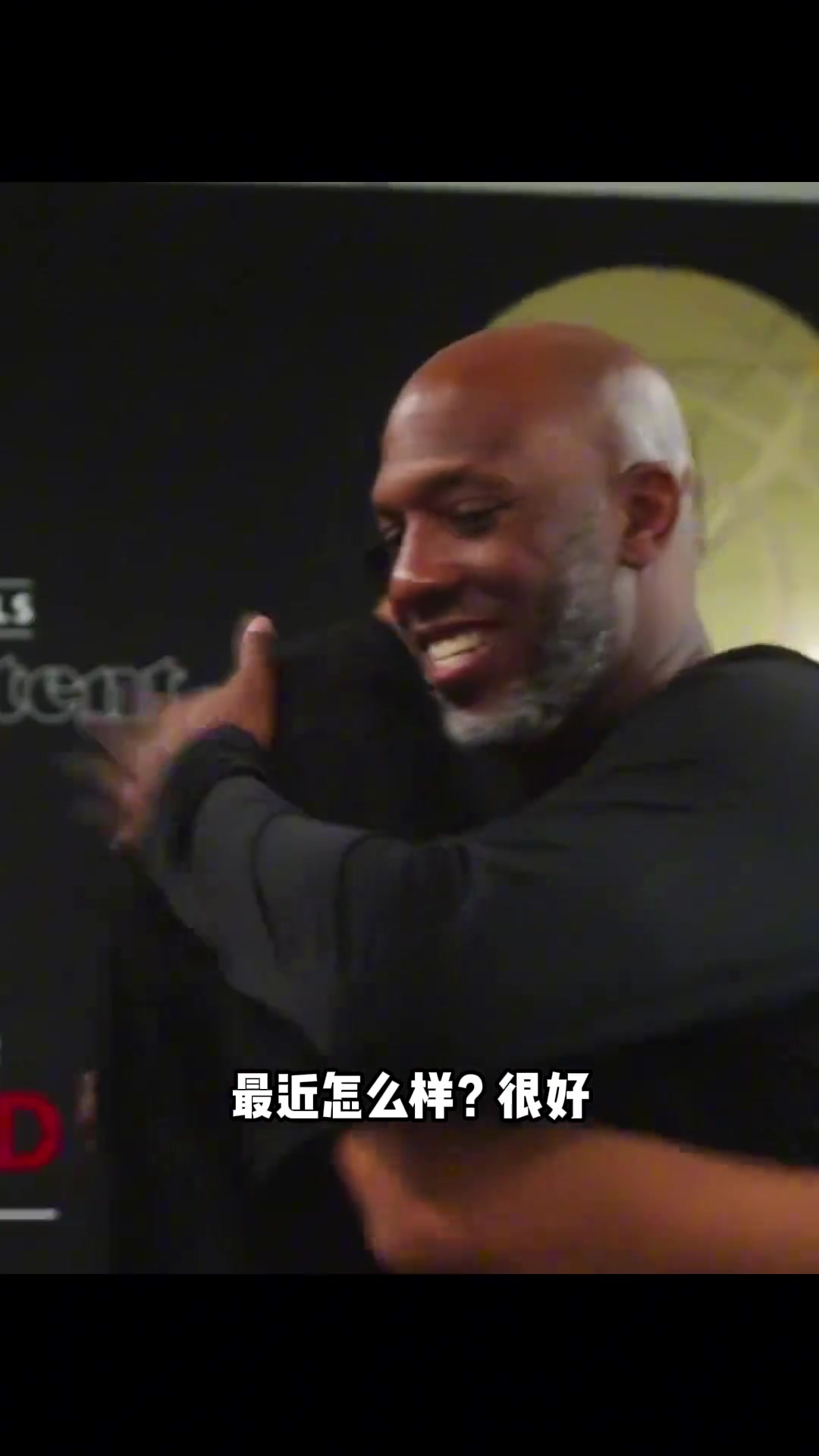 我們的外線大鎖卡馬拉領(lǐng)取自己的最佳防守二陣獎杯