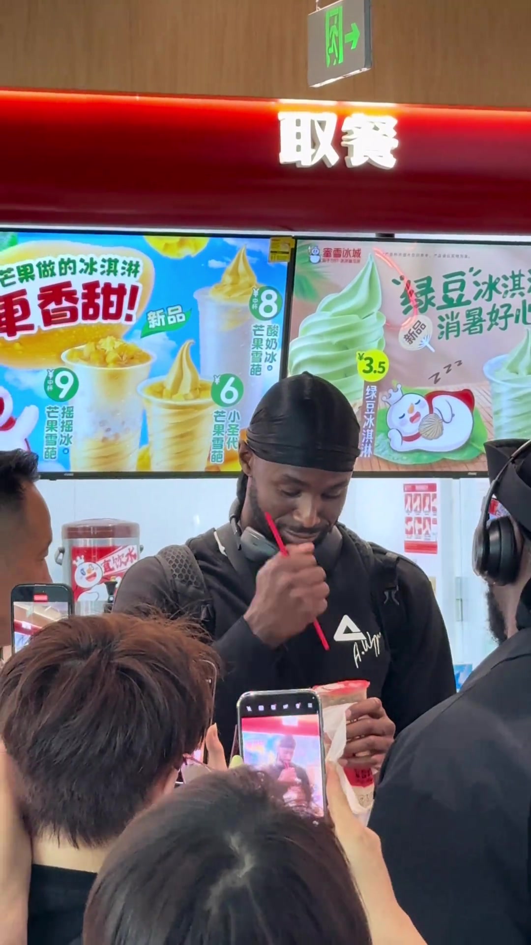 維金斯蜜雪初體驗(yàn)連連點(diǎn)頭被驚喜到了 維金斯蜜雪初體驗(yàn)連連點(diǎn)頭被驚喜到了