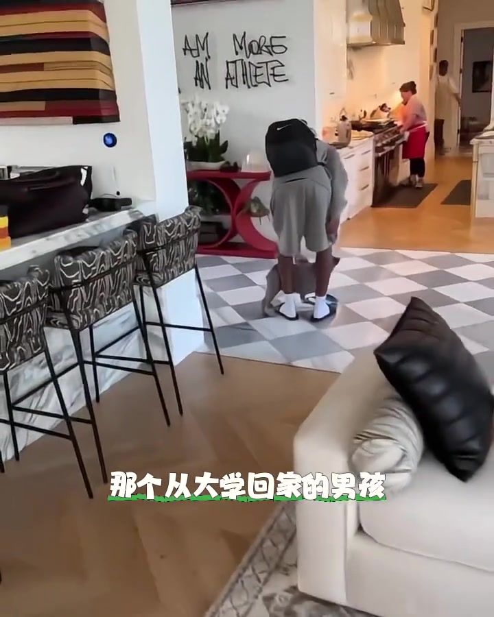 太像了轉(zhuǎn)過頭那一刻簡(jiǎn)直就是幼詹啊