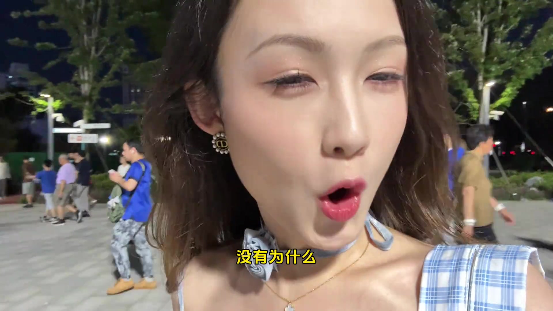 偷感很重云姨現場看上海德比這身裝造很有韻味