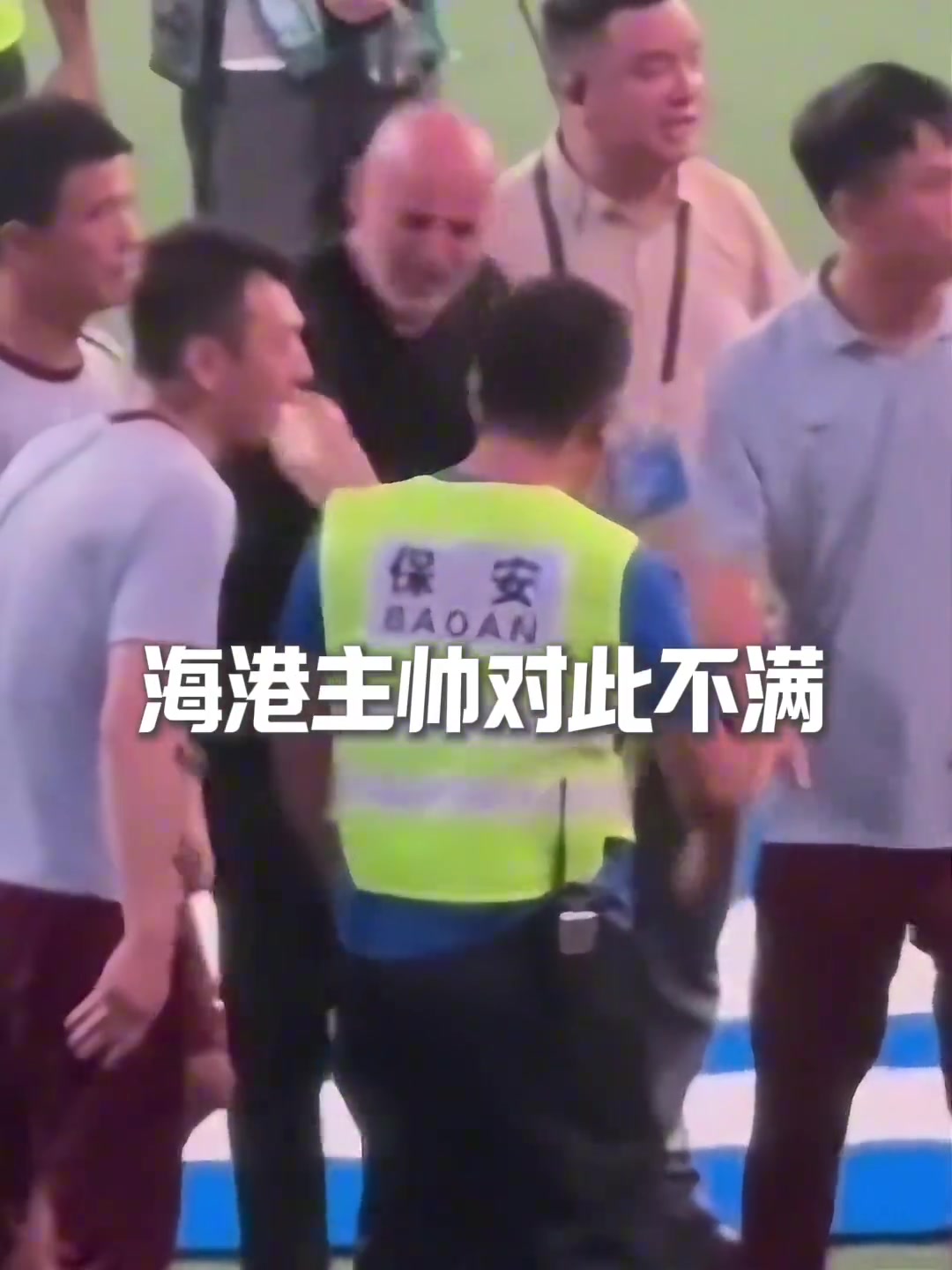 比賽中多名海港球員踩踏申花元素標(biāo)志后續(xù)女記者勸阻時被打