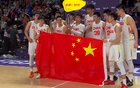 趙睿MVP，全隊(duì)歡慶合影，國(guó)旗飄揚(yáng)，笑容滿面。