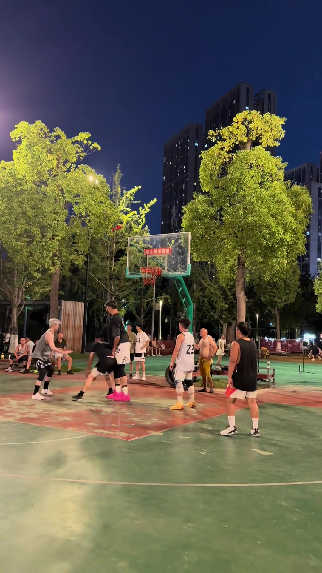 他簡(jiǎn)直就是姚明身高2米23在野球場(chǎng)簡(jiǎn)直是無敵的存在