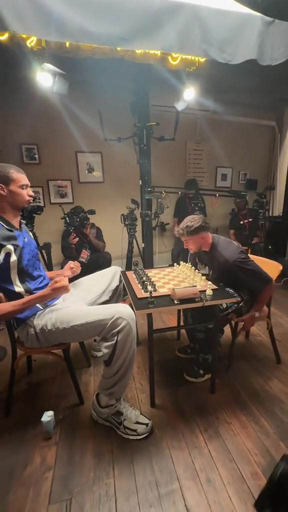不愧少林高僧文班下棋前先來一套功夫運氣蓄力