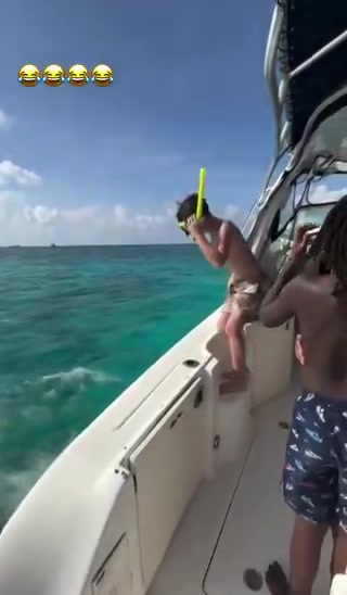 黑心老爹塔圖姆一把把兒子推進海里