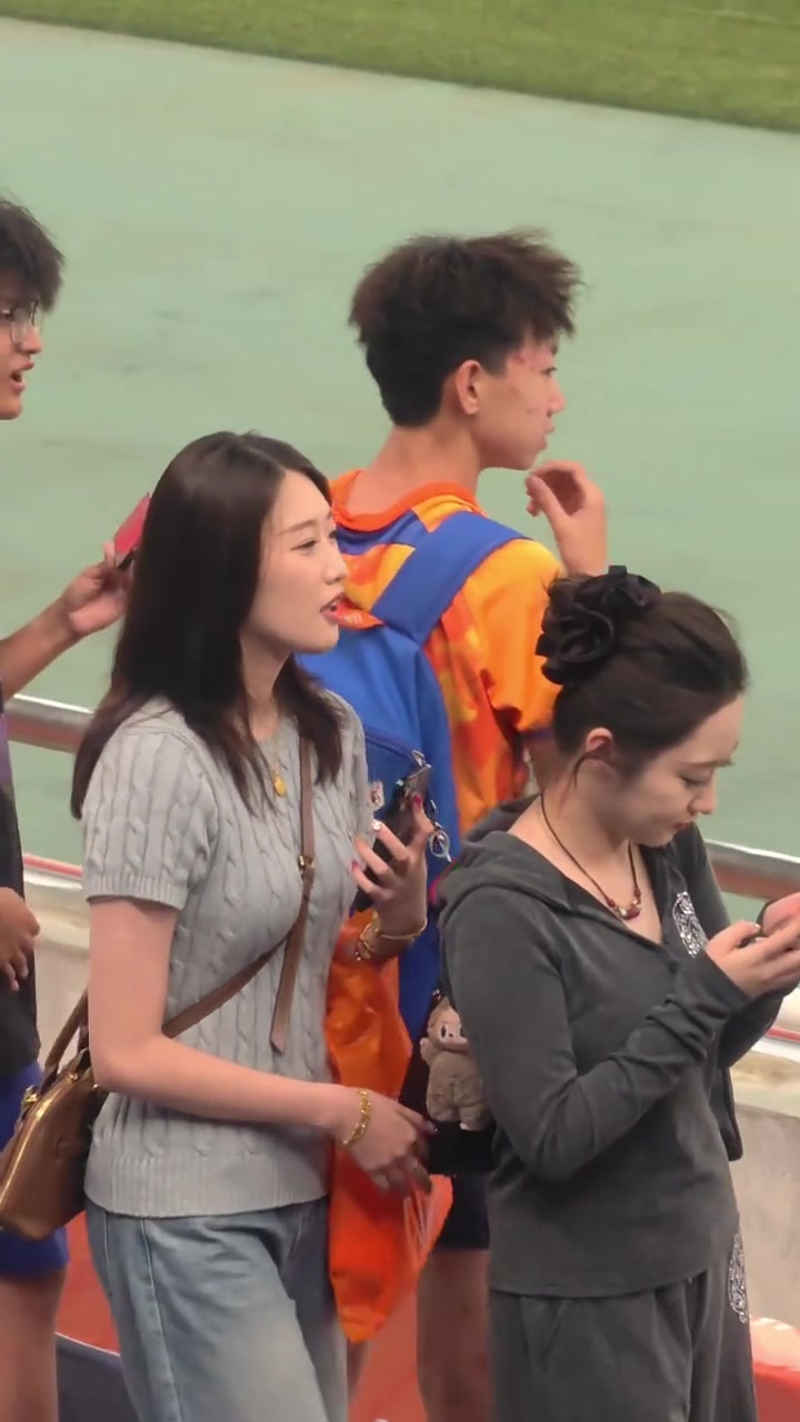 泰山主場(chǎng)迎戰(zhàn)青島西海岸中外美女球迷在濟(jì)南奧體看臺(tái)爭(zhēng)奇斗艷