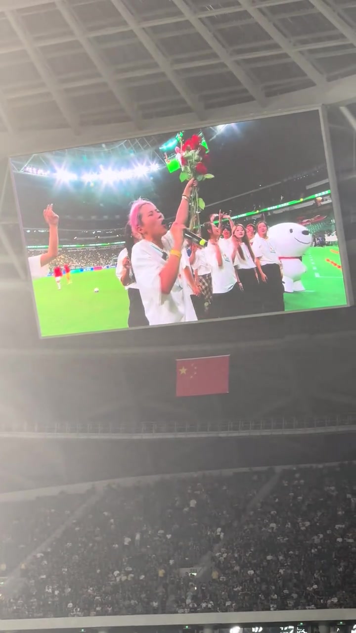 比比賽還精彩實(shí)拍工體上演女生向男生求婚成功溫馨畫(huà)面